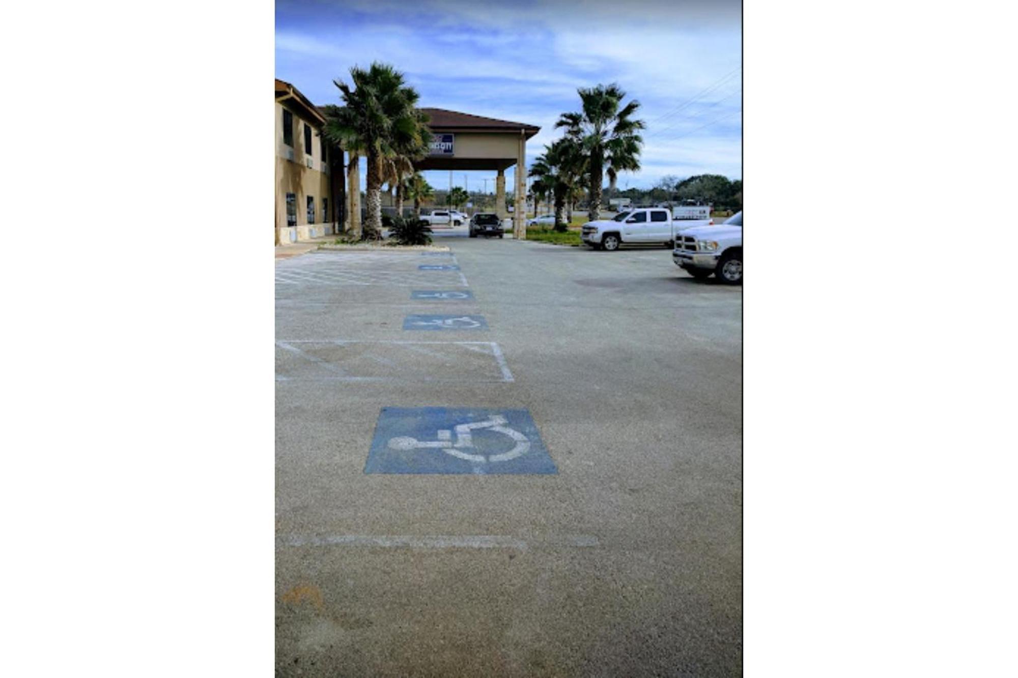 Karnes Hotel 3*