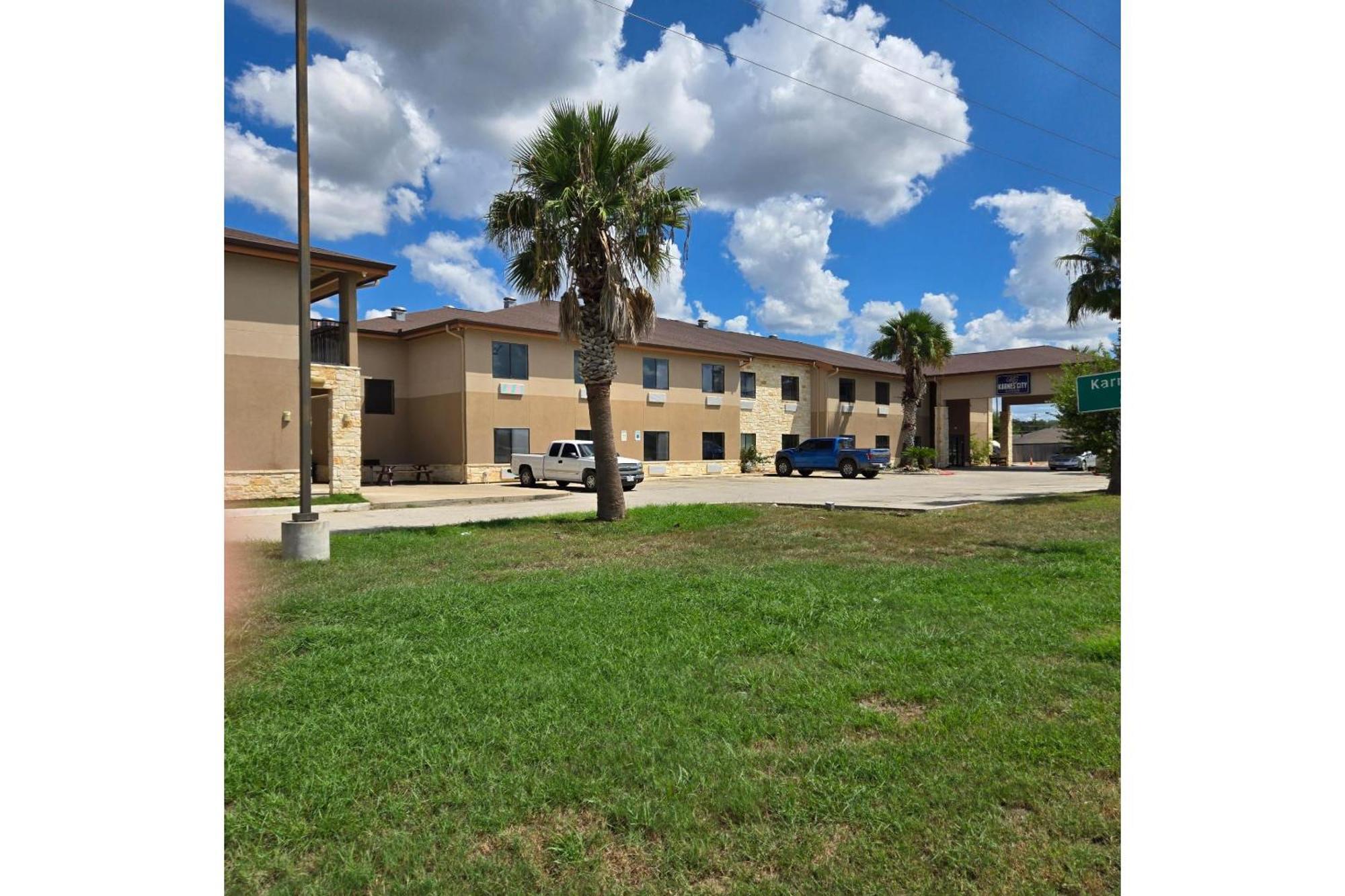 Hotel Karnes 3*