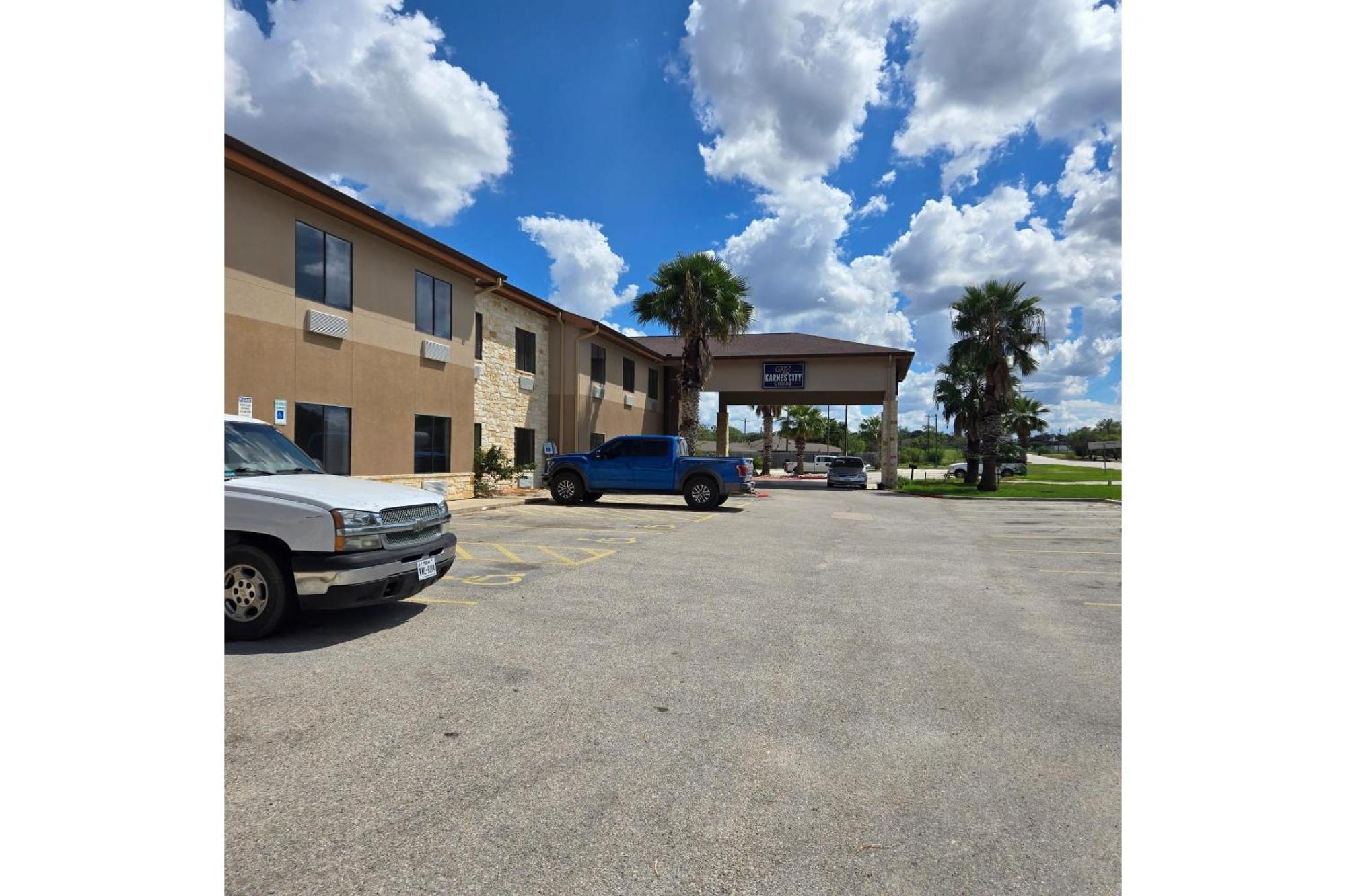 Karnes Hotel 3*