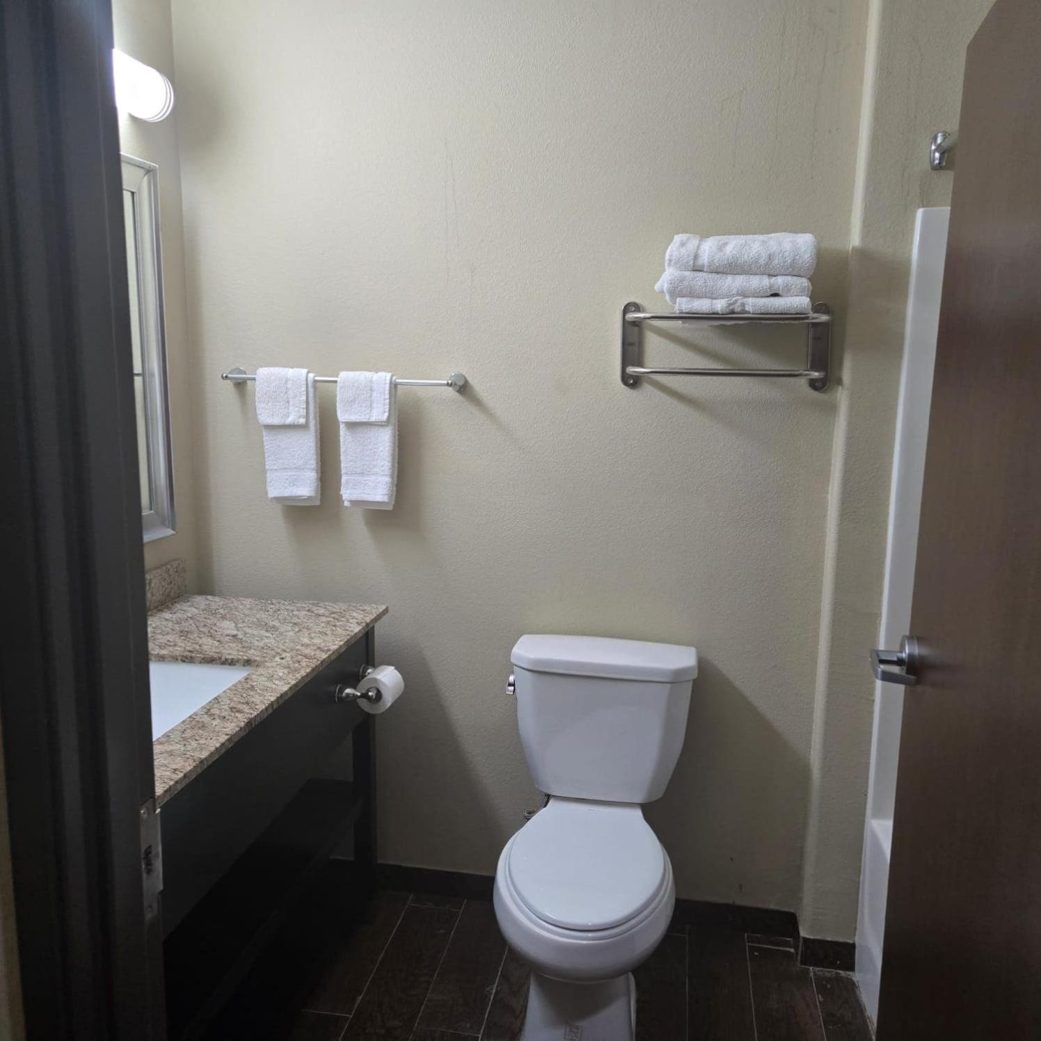 Karnes Hotel
