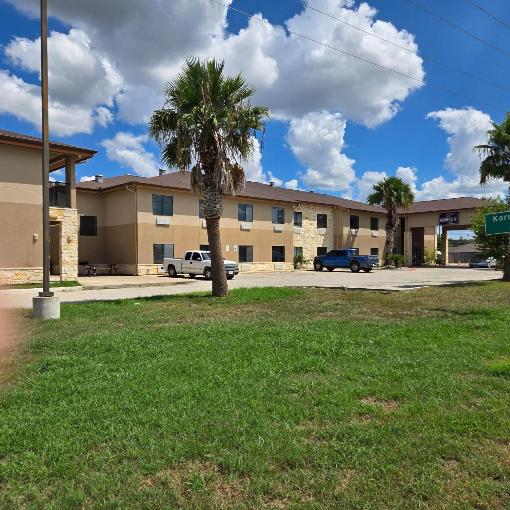 Karnes Hotel