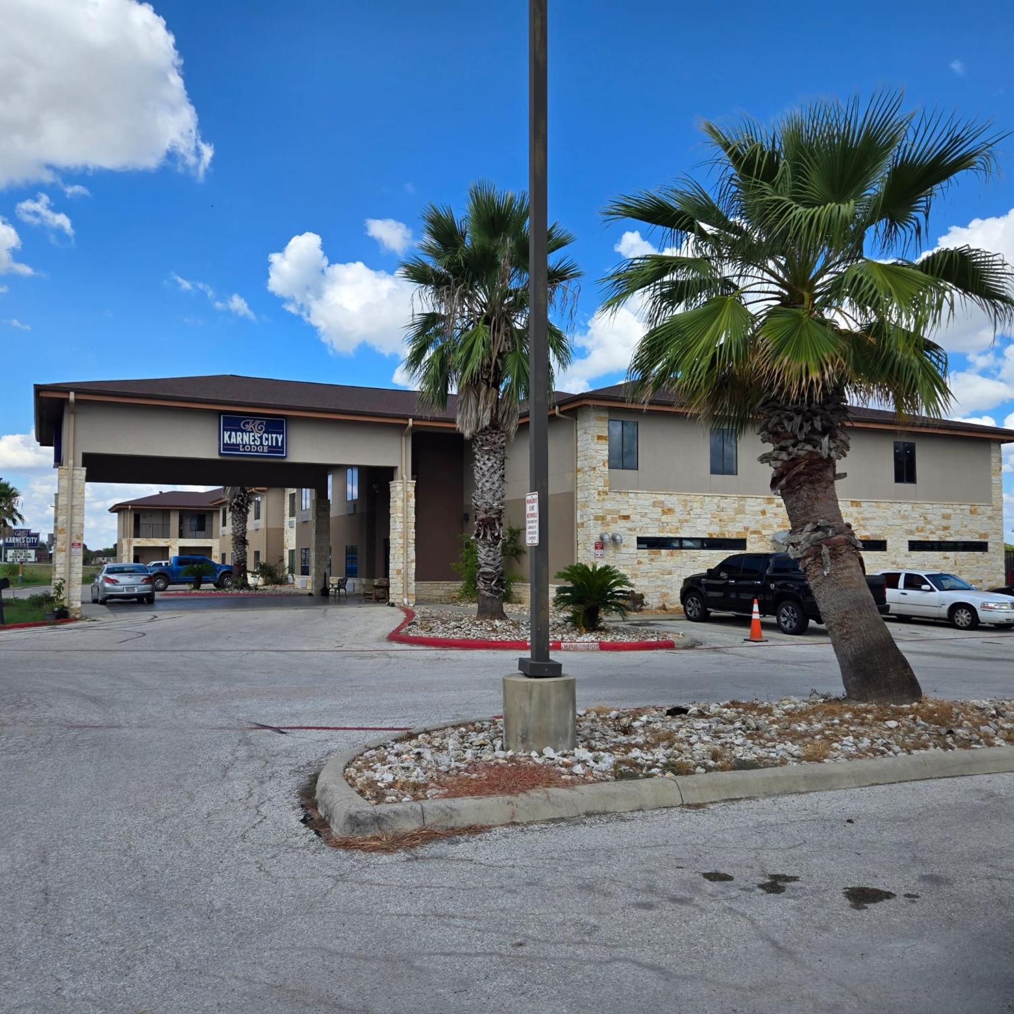 Karnes Hotel 3*